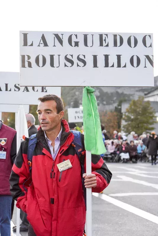 Homme manifestant avec pancarte Languedoc-Roussillon