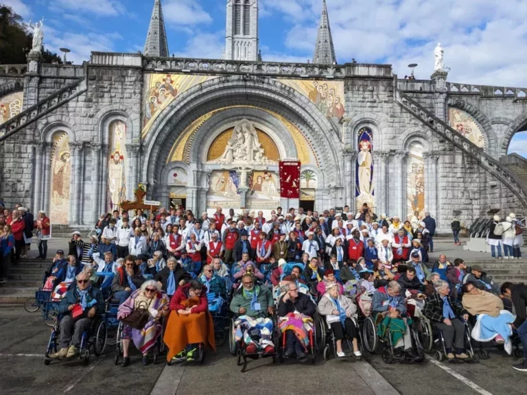 Groupe de pèlerins à Lourdes devant la basilique