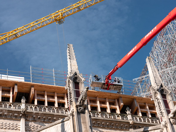 Quelle place accorder au passé dans la reconstruction des cathédrales ?