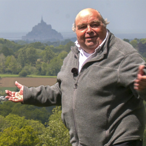 En haut du mont St Michel, l'Archange veille. Il se voit adresser un courrier abondant auquel Riton répond avec attention.