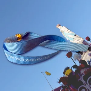 Bracelet bleu www.rosaire.org avec Vierge Marie et ciel bleu