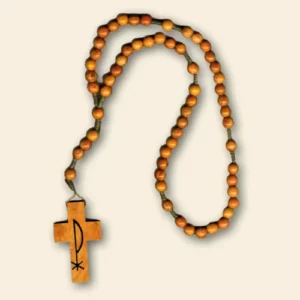 Chapelet en bois avec croix portant le Chi-Rho