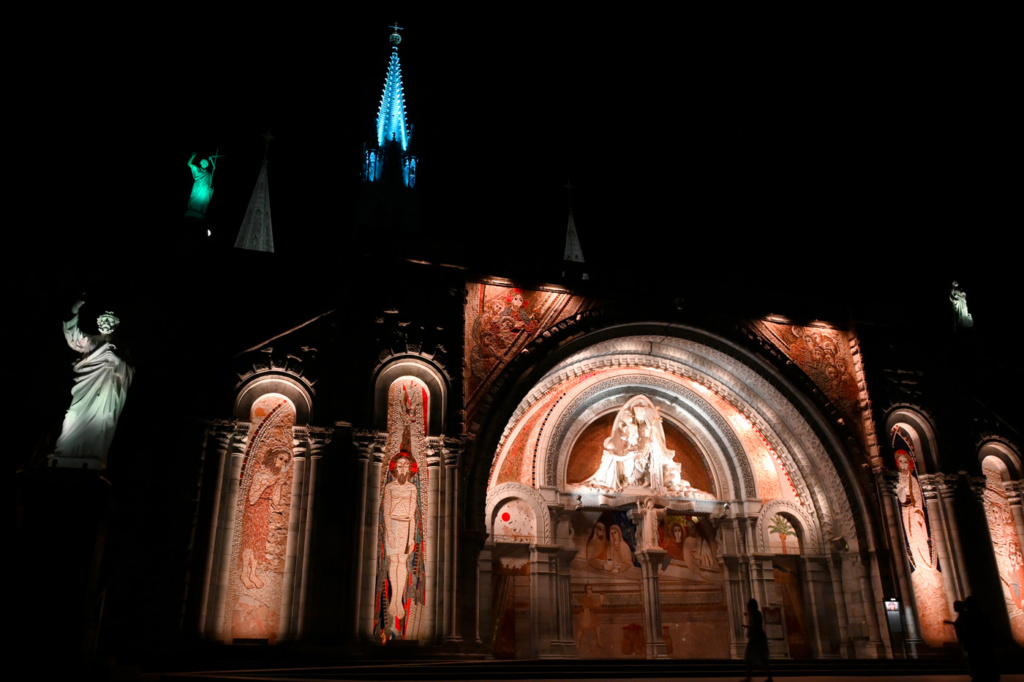 Pour les pèlerins qui seront déjà arrivés à Lourdes, une veillée d'accueil a lieu dans la Basilique Saint Pie X le mardi 5 octobre à 20h30, à la veille de l'ouverture officielle du Pèlerinage.