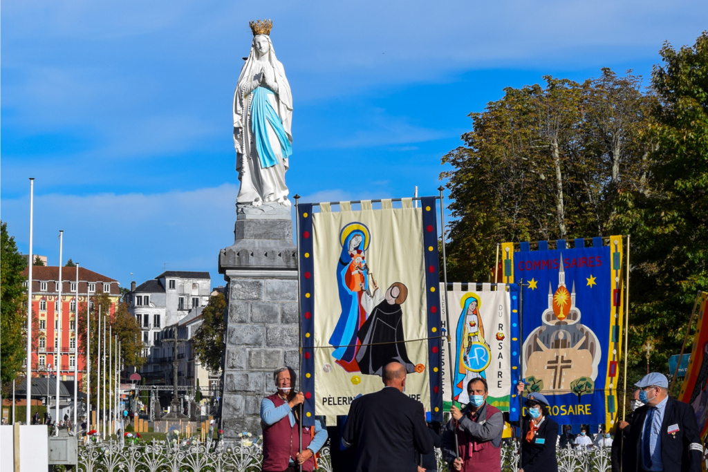 Procession eucharistique, de l'autel de la Prairie jusqu'à l'Esplanade où se déroule la Bénédiction des malades