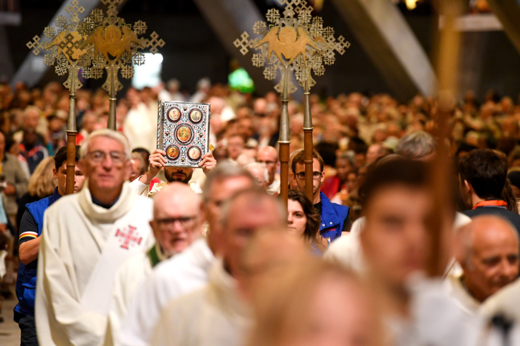 Messe d'ouverture, sur l'Esplanade du Rosaire, sur le thème : Disponibles à la grâce