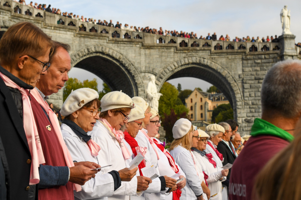 Messe de Notre-Dame du Rosaire et Titularisations, sur l'Esplanade du Rosaire, sur le thème : Immergés dans la grâce