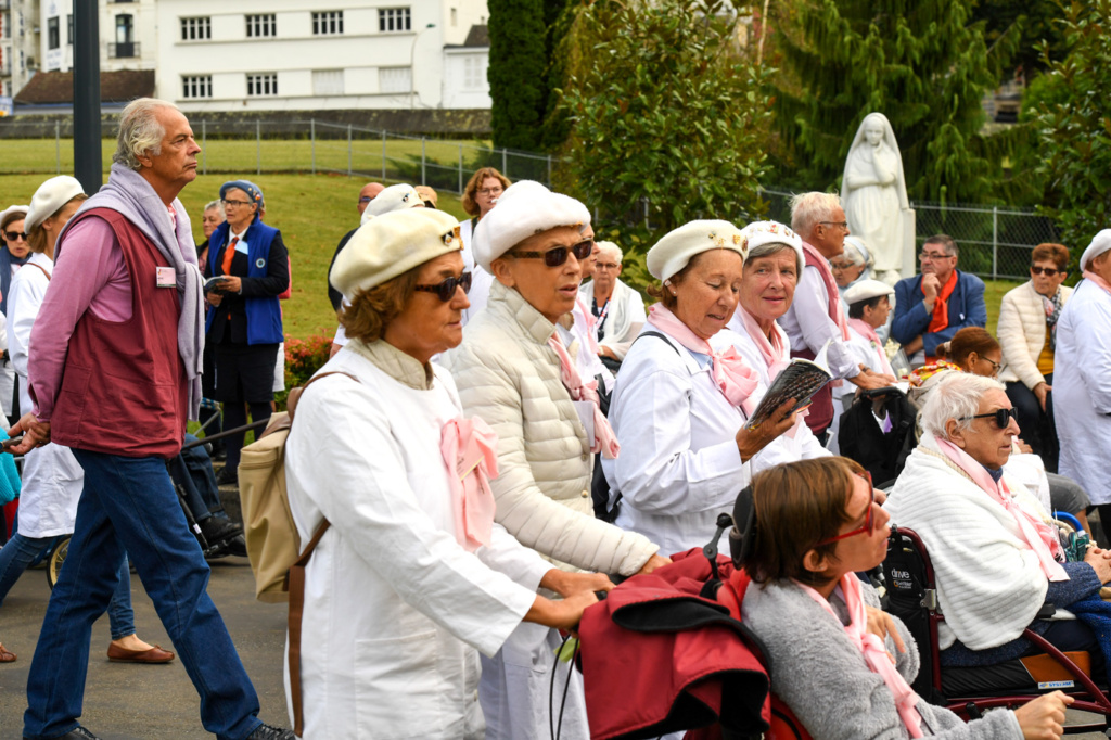 Procession eucharistique, de l'autel de la Prairie jusqu'à l'Esplanade où se déroule la Bénédiction des malades