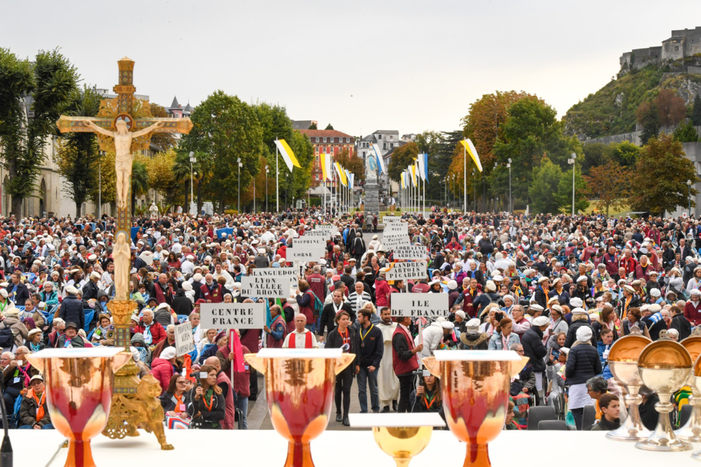 Messe et Onction des malades, sur l'Esplanade du Rosaire, sur le thème : Traversés par la grâce