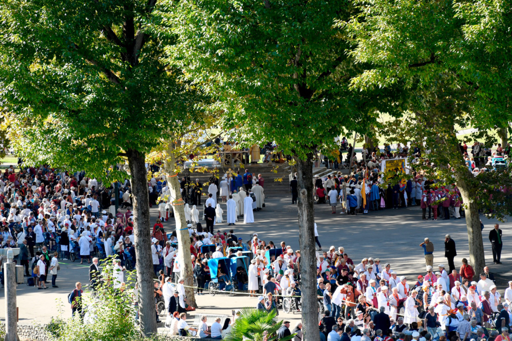 Procession eucharistique, de l'autel de la Prairie jusqu'à l'Esplanade où se déroule la Bénédiction des malades