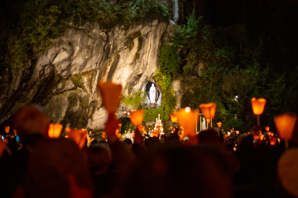 Procession mariale aux flambeaux, de l'autel de la Prairie jusqu'à l'Esplanade devant la Basilique du Rosaire illuminée.