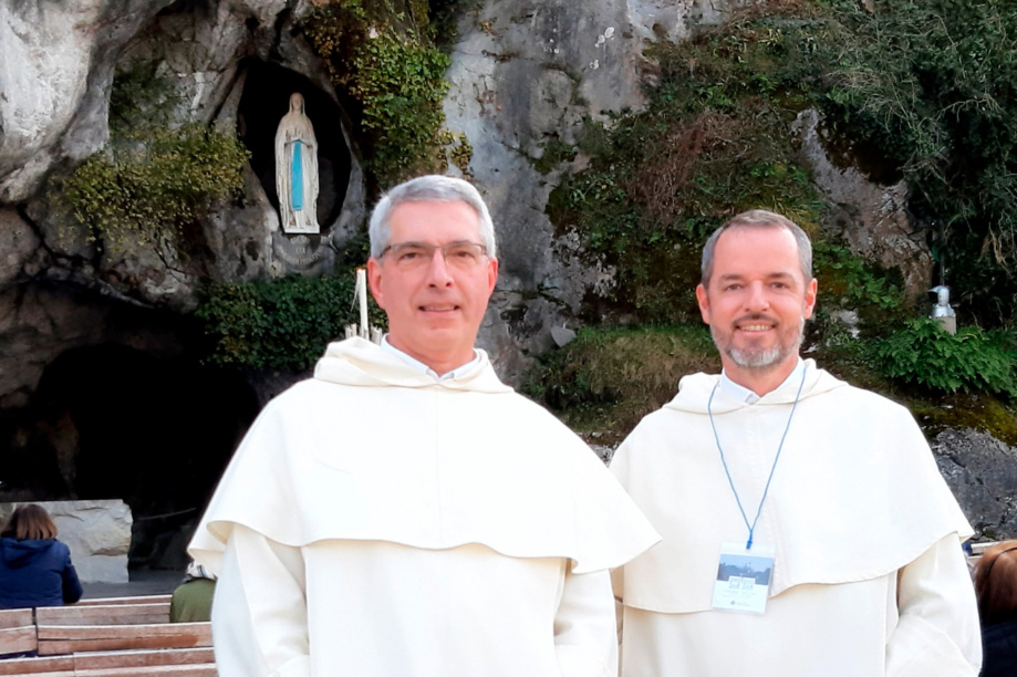 Frs. Hugues-François et Lionel Gentric devant la grotte de Massabielle