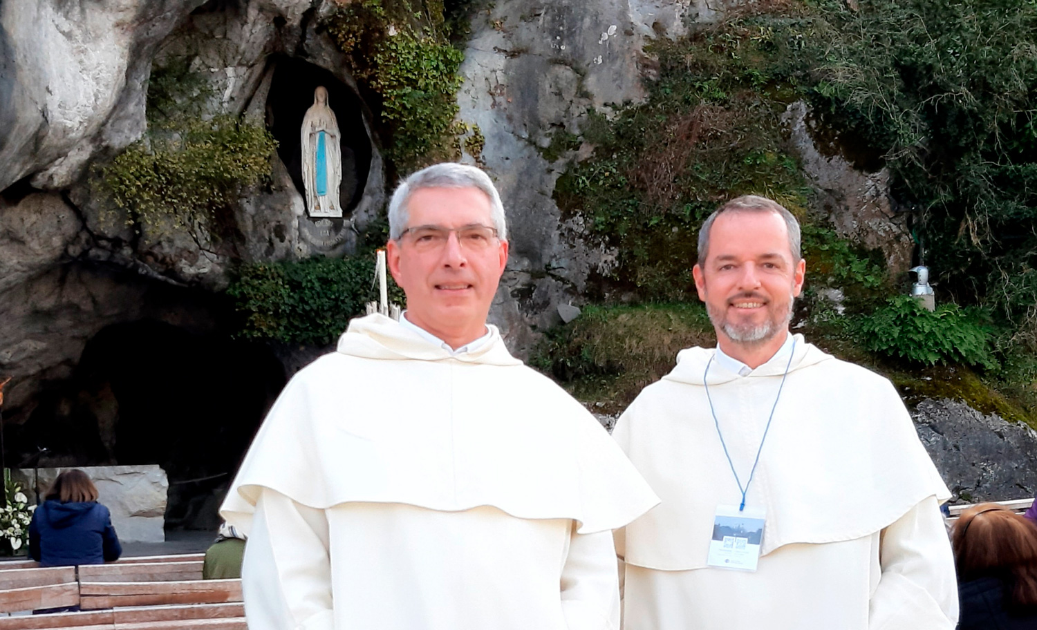 Frs. Hugues-François et Lionel Gentric devant la grotte de Massabielle