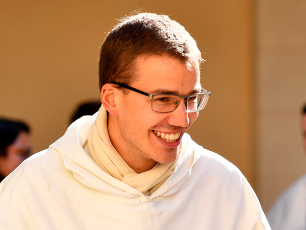 Le frère Antoine Odendall nous aide à nous familiariser et à comprendre le Nouveau Missel, utilisé pour la messe depuis 2021.