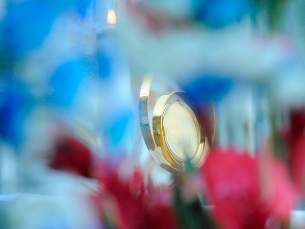 Les jeunes frères accompagnent les pèlerins pour l'apprentissage de l'adoration du Saint Sacrement