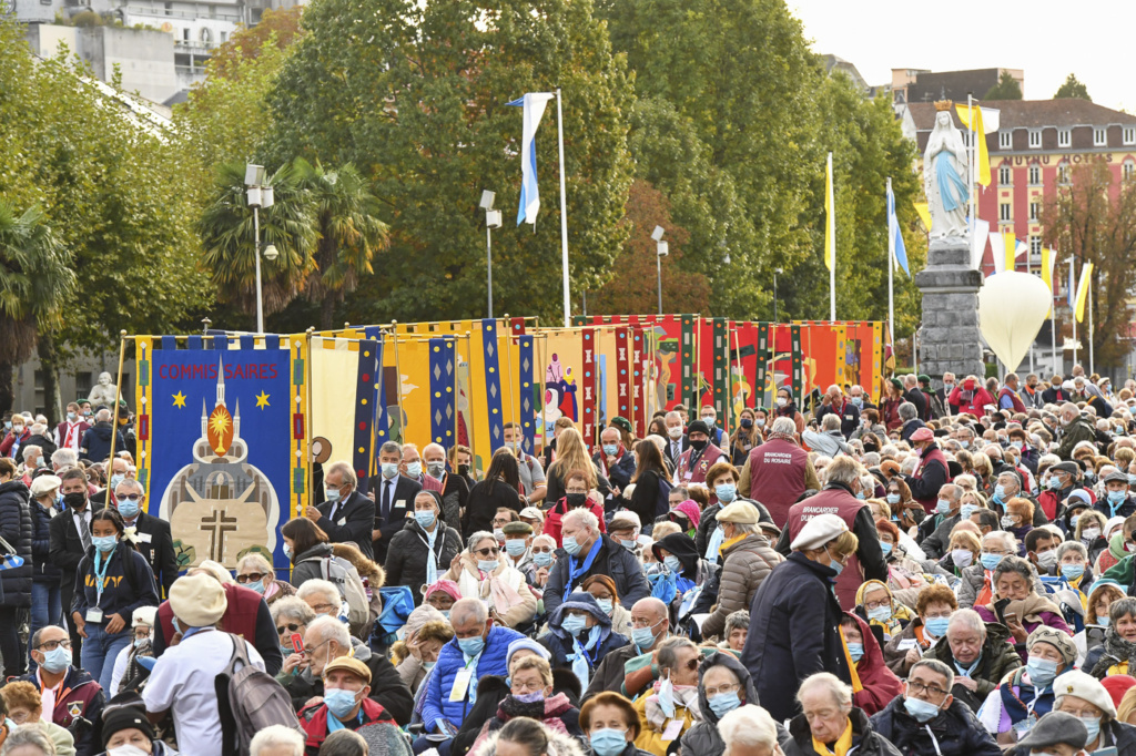 Messe d'ouverture, sur l'Esplanade du Rosaire, sur le thème : Comme des petits