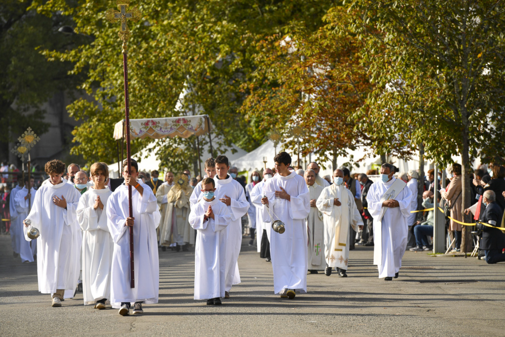 Procession eucharistique du mercredi. Départ sur la Prairie.