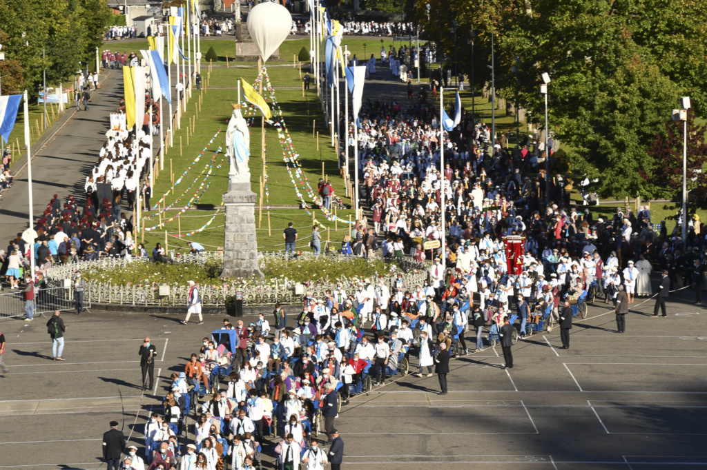 Procession eucharistique du jeudi 6 octobre. Départ de la Prairie