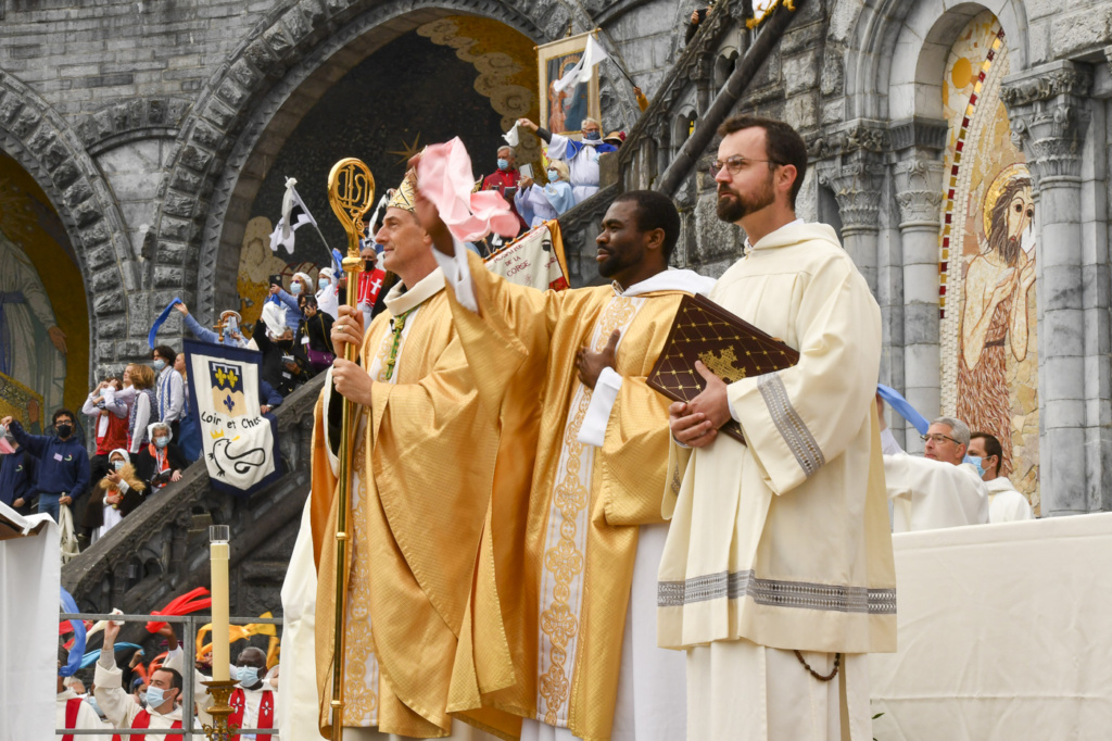 Messe de clôture et d'envoi, sur l'Esplanade du Rosaire, sur le thème : Comme des prophètes