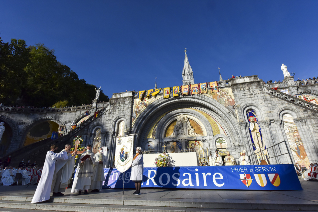 Messe de titularisation, sur l'Esplanade du Rosaire, sur le thème : Comme des serviteurs