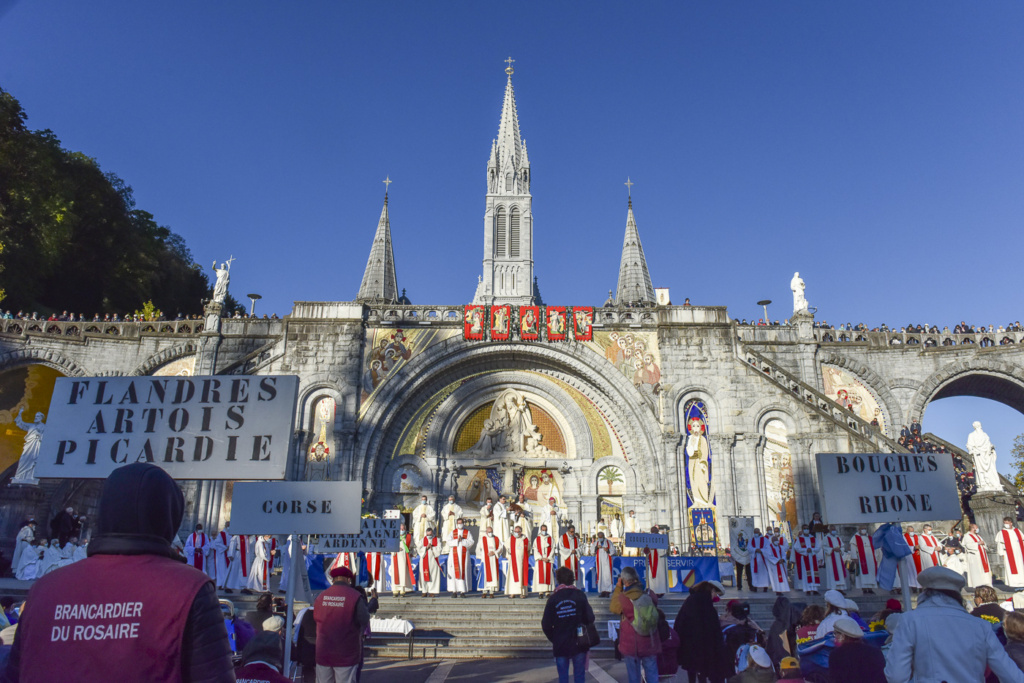 Messe d'onction des malades, sur l'Esplanade du Rosaire, sur le thème : Comme des blessés