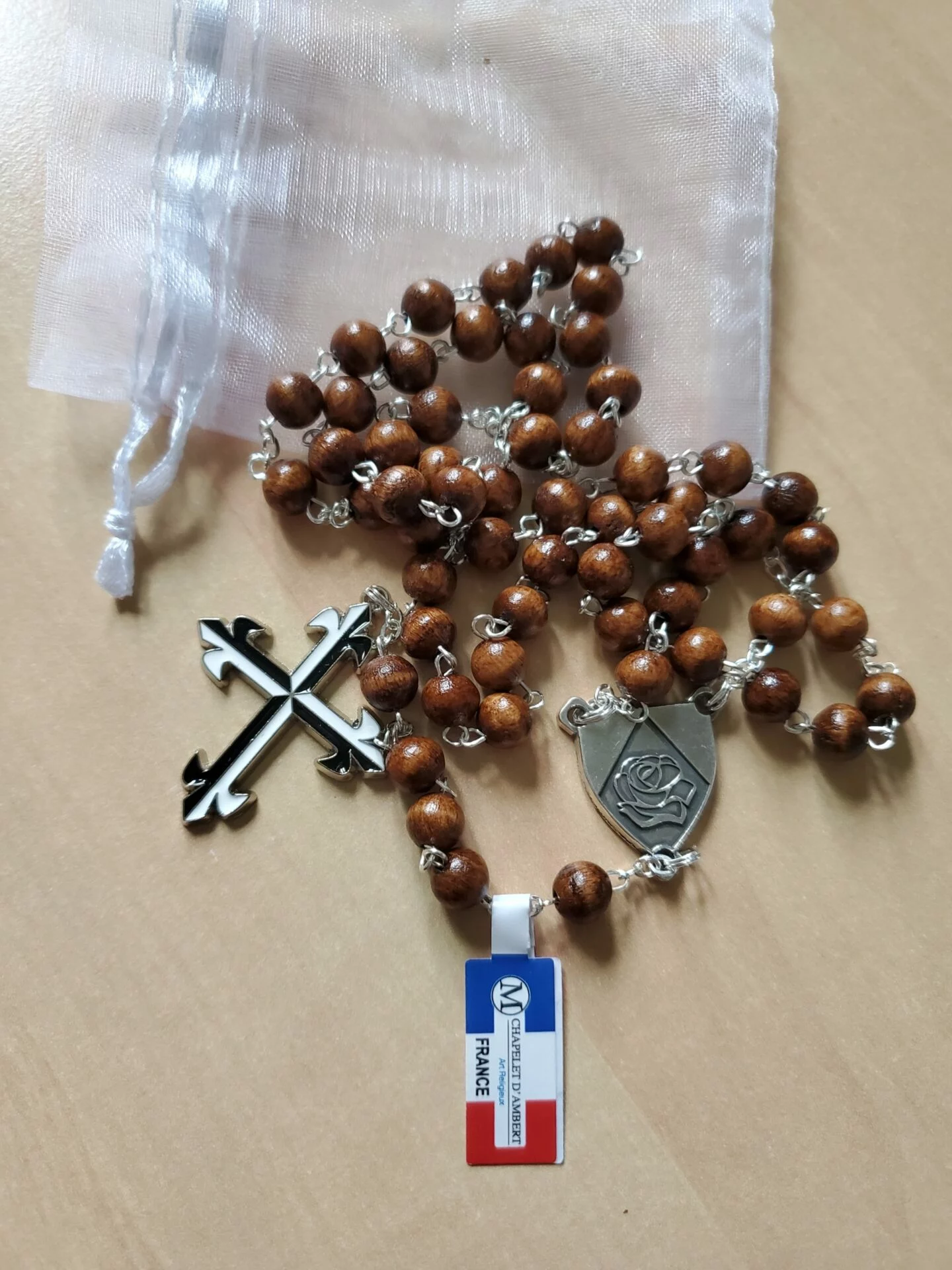 Chapelet en bois avec croix et rose fabriqués en France