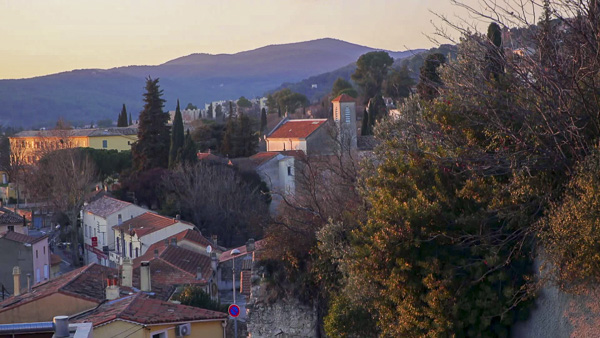 Surplombant Draguignan, le hameau Saint-François est un habitat social né de la générosité de Mireille