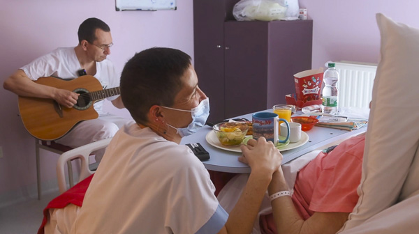Plongée au cœur de la petite unité de soins palliatifs de Marlonges, où se noue une relation d’une grande humanité entre l’équipe soignante et les patients en fin de vie.