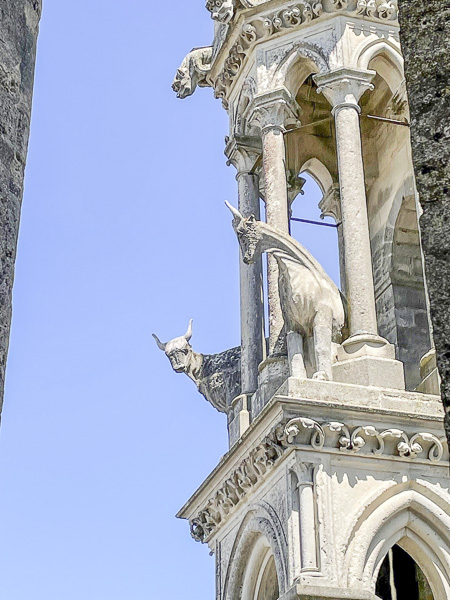 Depuis le XIe siècle, un peuple de pierres couvre les murs de nos églises et de nos cathédrales…