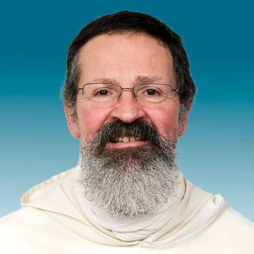 Portrait d'un homme barbu souriant avec des lunettes