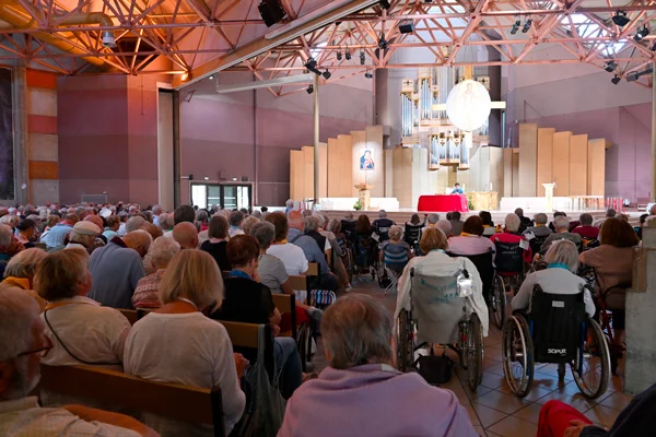 Foule assistant à une messe à Lourdes
