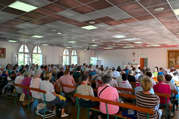 Conférence religieuse avec public de personnes âgées