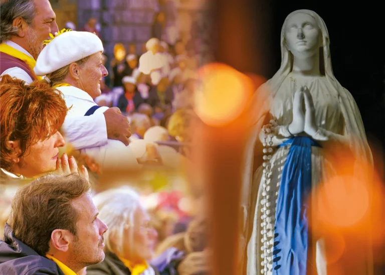 Pèlerins et statue de la Vierge Marie à Lourdes