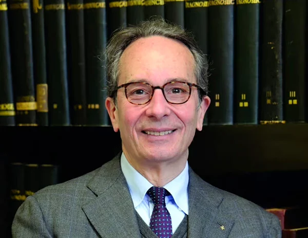 Portrait d'un homme d'affaires souriant avec des livres