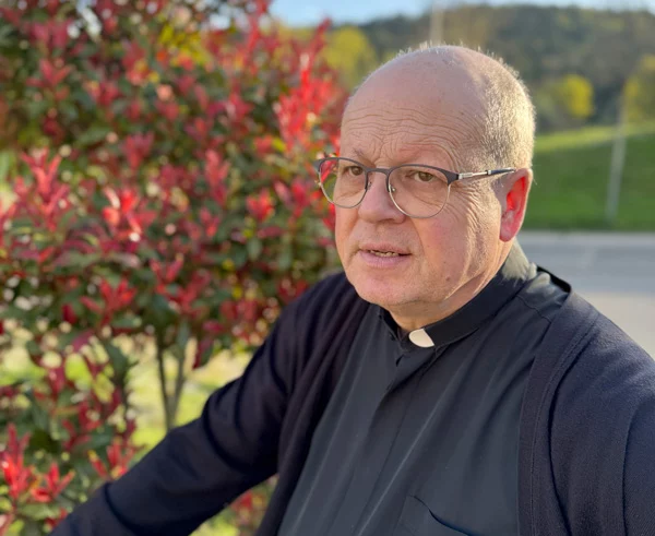 Portrait d'un homme religieux souriant en extérieur