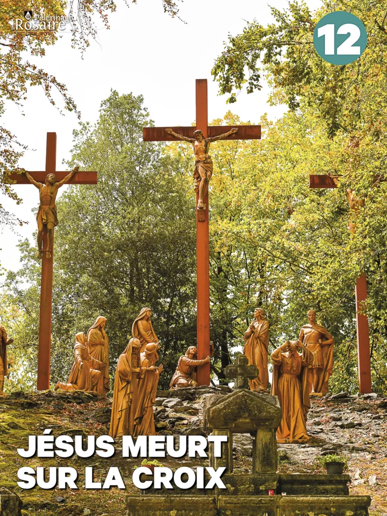 Statues représentant Jésus sur la croix et ses disciples