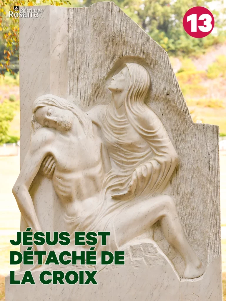 Jésus détaché de la croix, station numéro 13, sculpture.