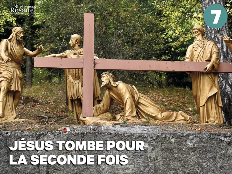 Statues représentant Jésus tombant pour la deuxième fois sous la croix.