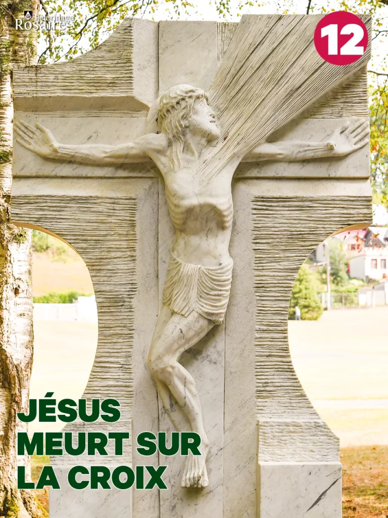 Sculpture de Jésus crucifié en pierre marbrière