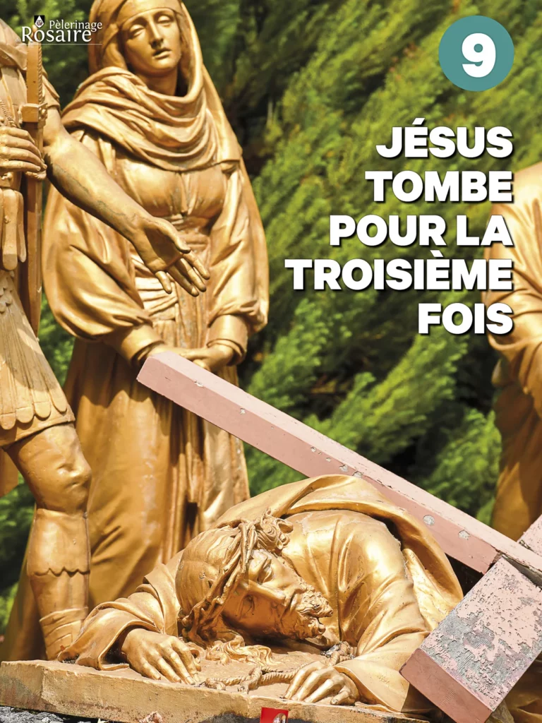 Statue de Jésus tombant sous la croix, chemin de croix