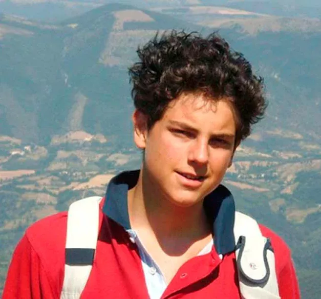 Portrait jeune homme souriant en randonnée à la montagne.