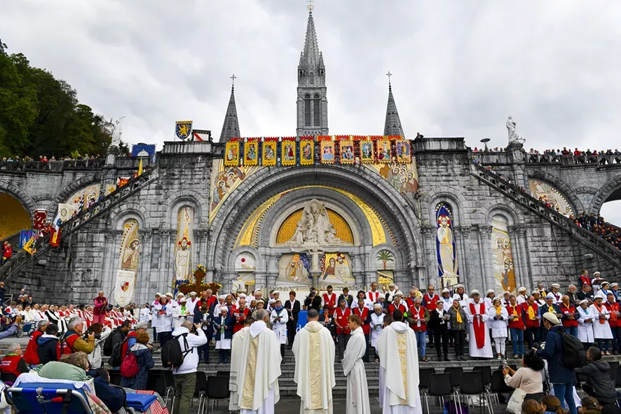 Foule devant le Sanctuaire Notre-Dame de Lourdes
