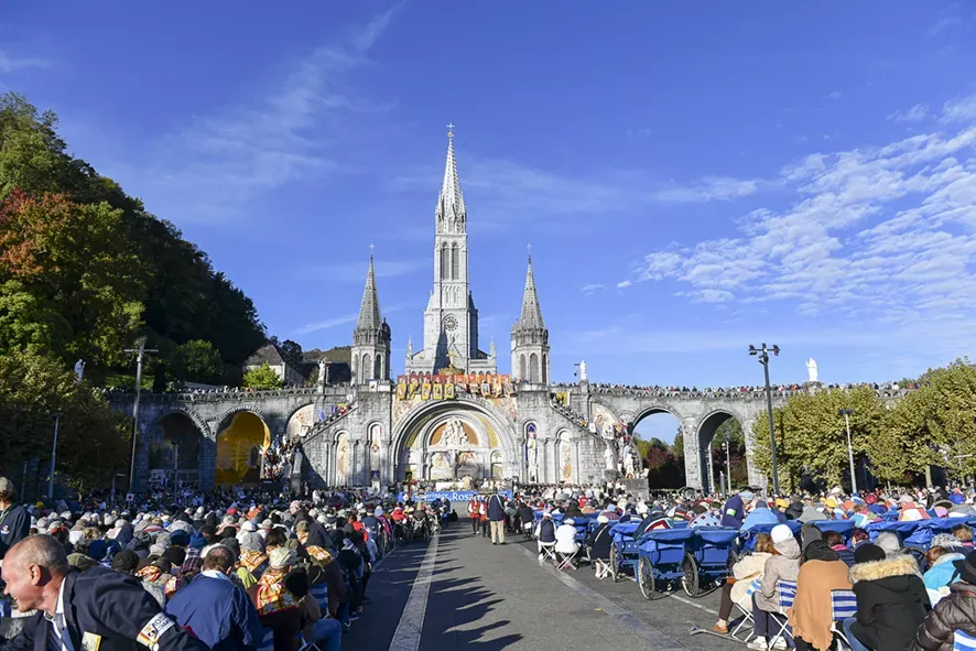Foule devant le Sanctuaire Notre-Dame de Lourdes, France