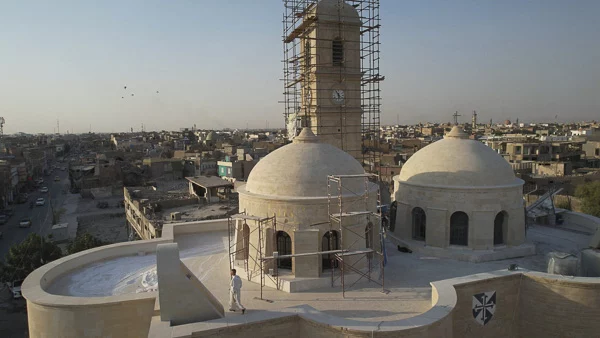 Église en Irak avec dôme et échafaudages