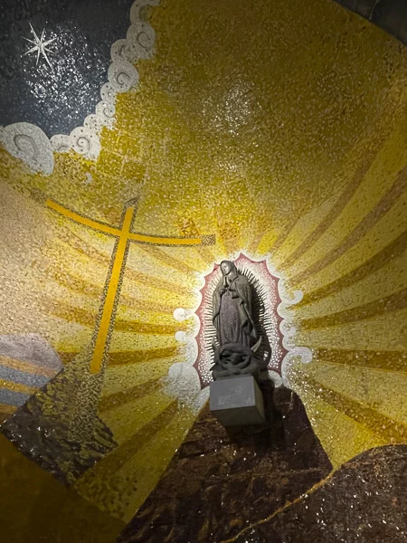 Mosaïque religieuse représentant la Vierge Marie et une croix