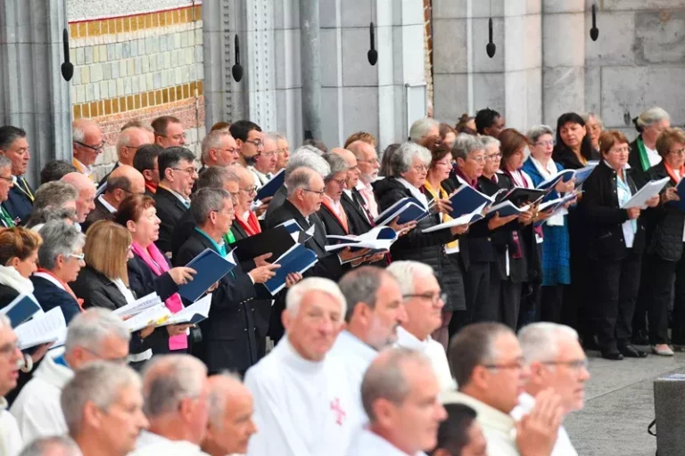Chorale pendant une messe à Lourdes, France
