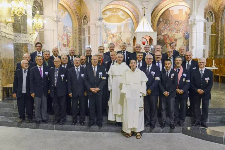 Groupe d'hommes en costume et moines dans une église