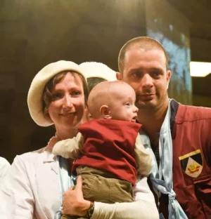 Famille suisse en costume traditionnel avec un bébé