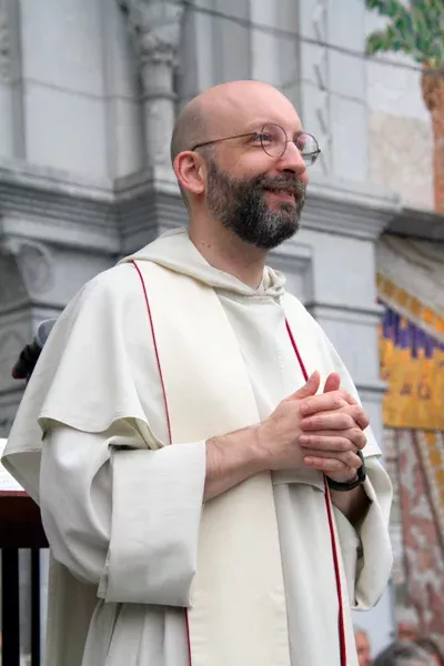 Moine souriant portant une tenue religieuse blanche
